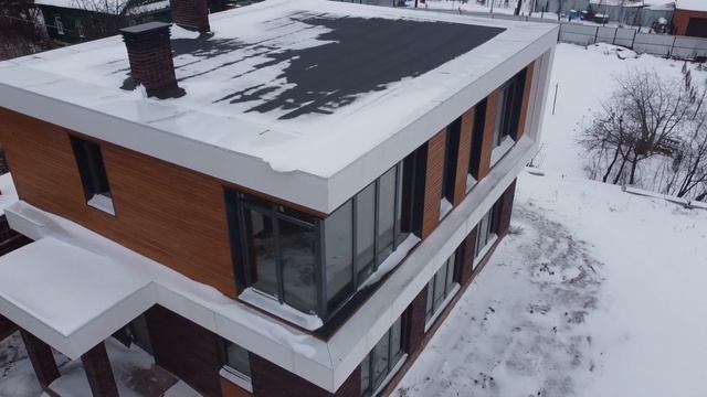 Вентилируемый фасад из планкена. современный дом с плоской крышей. смотреть онлайн