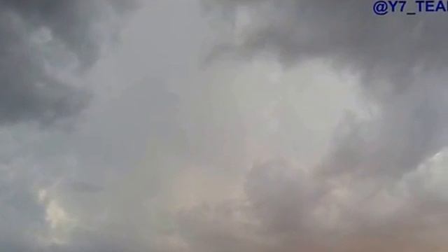 فيديو سحب منخفضه وبروق قوية وأمطار غزيرة وبرد بحجم كبير على شعيب العشار شرق العيص смотреть онлайн