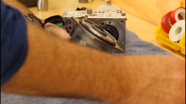 VW EOS taking apart electric roof motor. смотреть онлайн