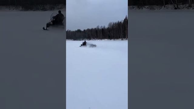 Катание на снегоходе по льду реки Шуя