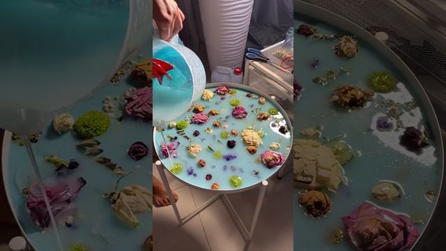 Стол из живых цветов и эпоксидной смолы смотреть онлайн