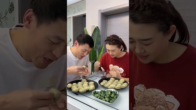 Munchies Mayhem: Husband Vs. Wife Epic Food Battle Comedy! 🌭🍦 #laughs