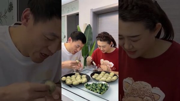 Munchies Mayhem: Husband vs. Wife Epic Food Battle Comedy! 🌭🍦 #laughs