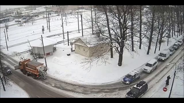 Снегоуборщик убрал легковушку вместе со снегом смотреть онлайн