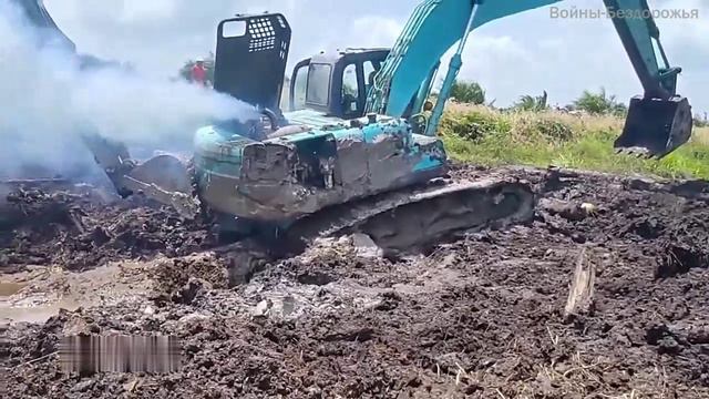 Несчастный случай с экскаватором, Тяжелый Экскаватор Застрял в Грязи Volvo EC210B Kobelco SK130 HD S смотреть онлайн