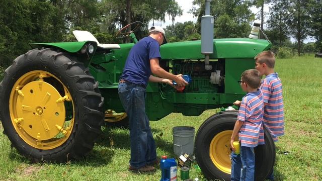 Fixing the injector pump issue on our John Deere 2010 tractor смотреть онлайн