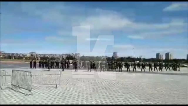 У стадиона к ЧМ-2018 правоохранители тренировались задерживать буйных фанатов смотреть онлайн