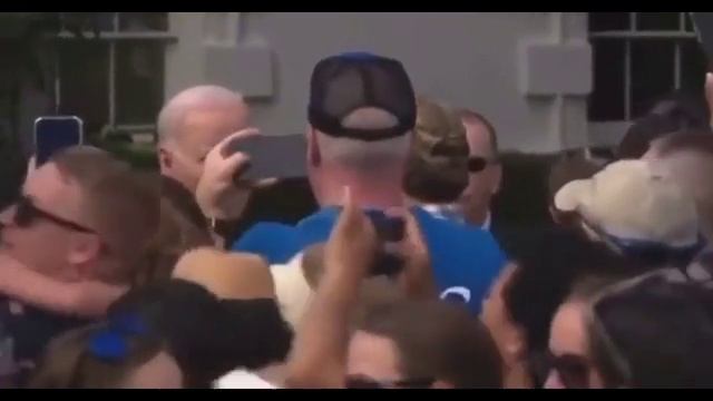 ?誤って、??バイデン大統領への愛に溺れた人々にはオフになった携帯電話が配られてしまいました。#ミステイク #携帯電話 #大統領への愛 #愛されすぎ #? смотреть онлайн
