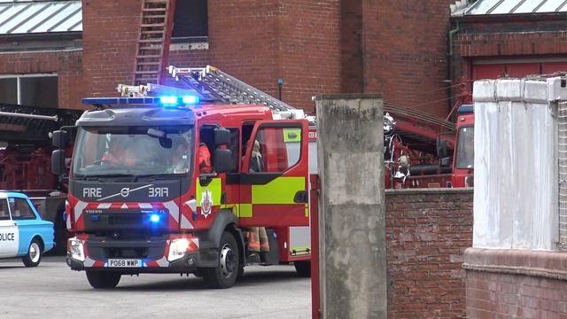 Fire Engine Gets Shout Whilst At Open Day - Rochdale Turnout смотреть онлайн
