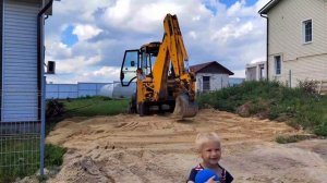 ДЕЛАЕМ ФУНДАМЕНТ ПОД ГАРАЖ / РАБОТАЕТ ТРАКТОР / ТРАКТОР JCB / ВЫРАВНИВАЕМ УЧАСТОК