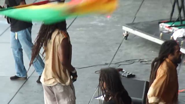 Damian Marley and Nas, Africa Must Wake Up, Bonnaroo 2010, 6-11-10 смотреть онлайн