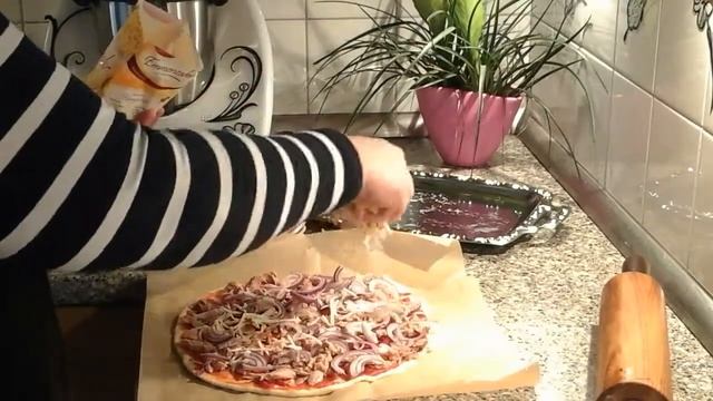 ♨️Две вкусные Пиццы ,одна с тунцом ,а другая с колбаской.♨️Pizza Teig . Termomix Tm5 смотреть онлайн