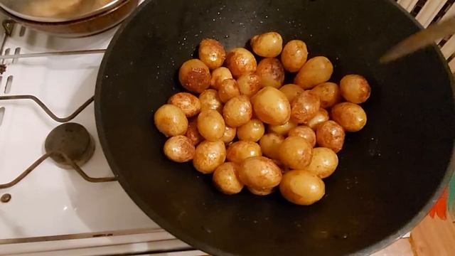 Вкусная картошка Мелкая картошка целая в сковороде смотреть онлайн