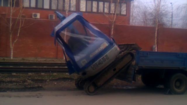 Экскаваторщик жжет.Экскаваторщик исполняет