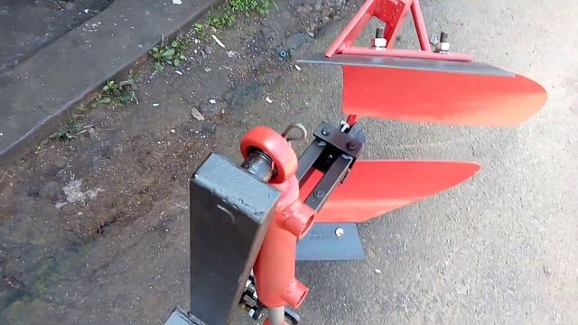 Оборотний плуг для мінітрактора з мотоблока смотреть онлайн