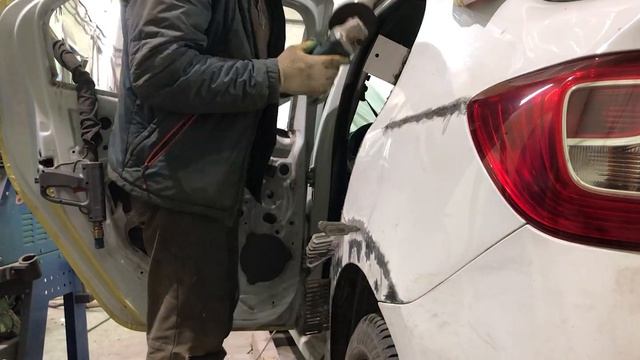 Рихтовка сильно вмятого заднего крыла Renault Logan II смотреть онлайн