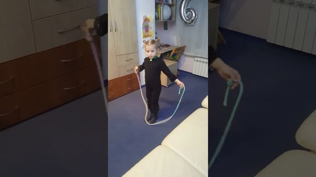 Как научится прыгать на скакалке. Учимся прыгать на скакалке. Скакалка. Разминка со скакалкой. смотреть онлайн