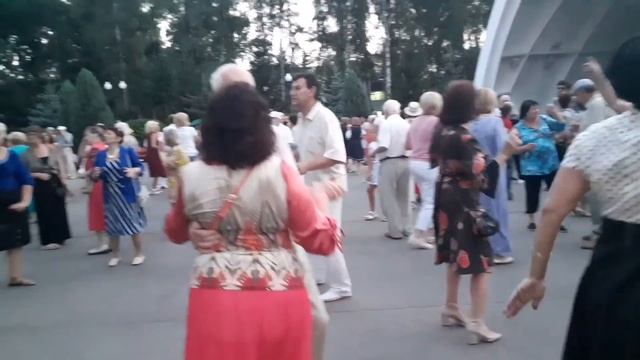 А Я РЕВНУЮ ТЕБЯ!?/ТАНЦЫ В ПАРКЕ ГОРЬКОГО ХАРЬКОВ АВГУСТ 2021 смотреть онлайн