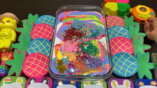 EYE SHADOW AND GLITTER AND CLAY Mixing Random Things Into GLOSSY Slime 5359.mp4 смотреть онлайн
