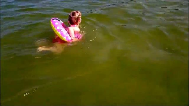 Купаемся плаваем в море Купаемся на круге и матрасе we re swimming смотреть онлайн