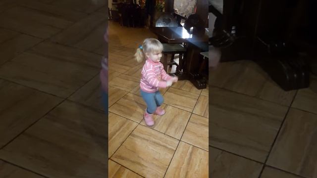 Танцы малышки Евы! Мы это любим! смотреть онлайн