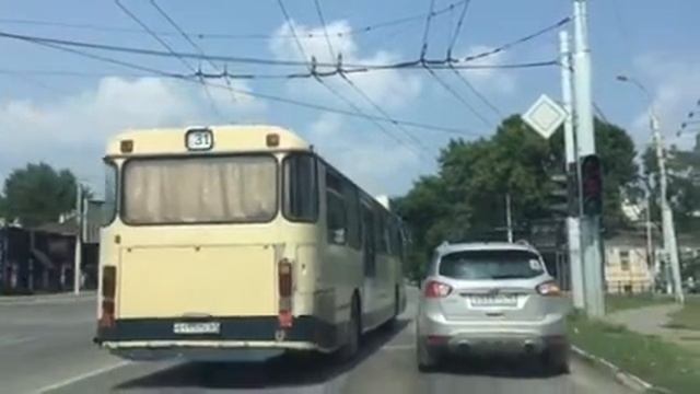 В Таганроге автобус № 31 подрезал «Форд» на повороте смотреть онлайн