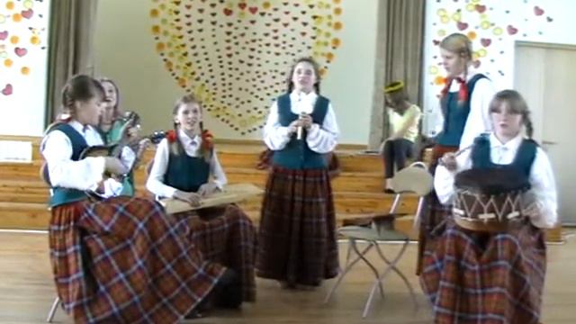 Upe nesa ozoliņu - līvu modē смотреть онлайн