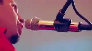 Красивая песня. На иврите и русском. А мне мама целоваться не велит.