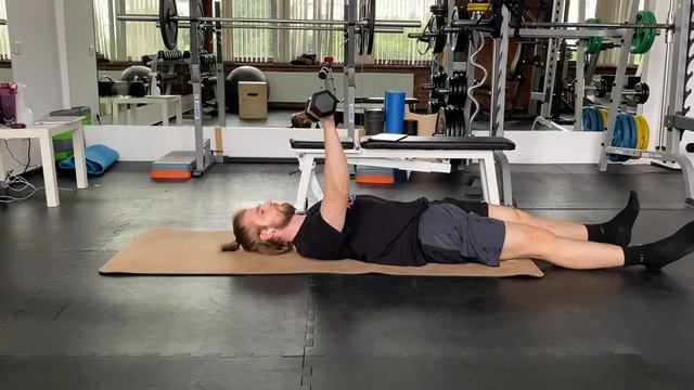 Жим гантели лёжа на полу смотреть онлайн