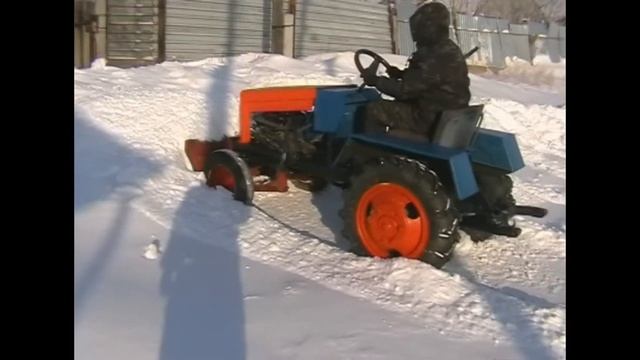 Самодельный Минитрактор на уборке снега. Первая поломка. смотреть онлайн