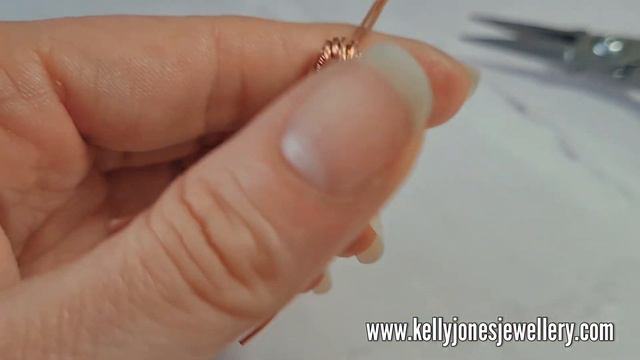 Wire wrap earrings tutorial 'Elsa' by Kelly Jones. смотреть онлайн