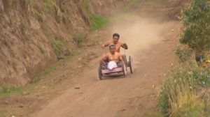 ГОНКИ НА ДЕРЕВЯННЫХ САМОДЕЛЬНЫХ МАШИНКАХ