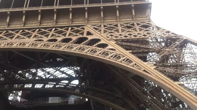 La Tour Eiffel vue d'en bas смотреть онлайн
