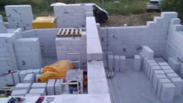 Стройка дома - 21. Кладка 8-10 рядов газоблока. 4 внешние стены почти готовы.