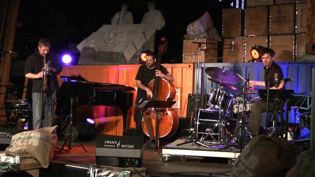 GREEN ME - Frank Delle Trio смотреть онлайн