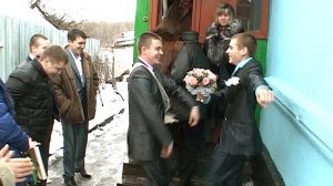 Процесс выкупа невесты на свадьбе
