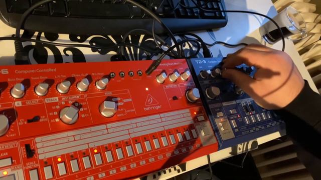 Behringer RD6 & TD3 Acid Jam смотреть онлайн