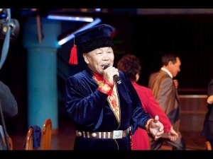 Исполнитель калмыцких песен Борис Очкаев
