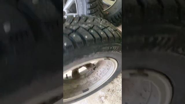 Продаю оригинальные беспробежные литые диски Toyota R15 на корейской новой шипованной резине Nexen смотреть онлайн