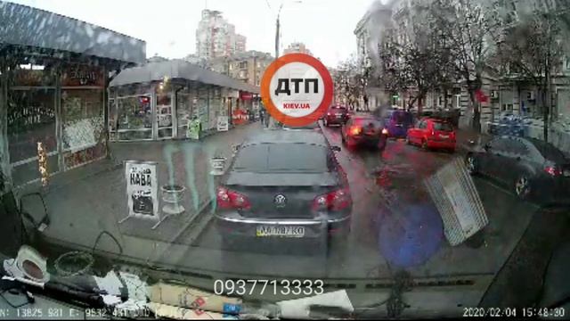 Видео. Иностранец 1994 года рождения после конфликта на дороге разбил стекло и быстро убежал. Ки смотреть онлайн