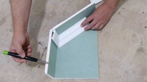 Как запилить плинтус на потолке со скосом.