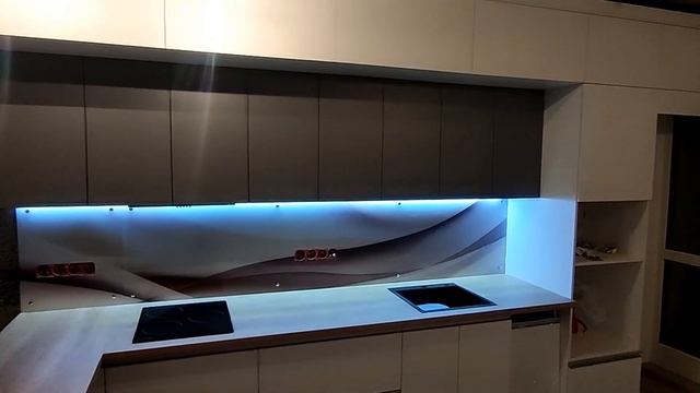 Кухня c фасадами лдсп Egger Скинали колёное стекло. Столешница Egger смотреть онлайн