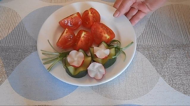 Малосольные( маринованные) помидоры быстрого приготовления .Украшения блюд- цветы из редиса. смотреть онлайн
