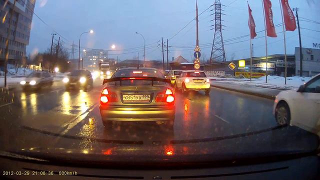 Девушка красится за рулем купера смотреть онлайн