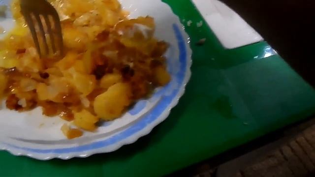 ОБЖОР:ЖАРЕНАЯ КАРТОШКА С ПОМИДОРАМИ,УЖИНАЕМ С БРАТОМ.