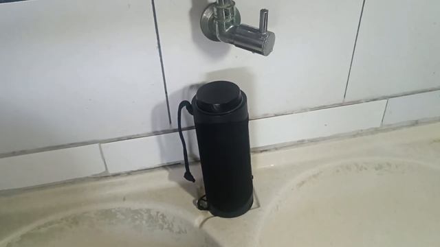 caixa de som Tronsmart T7 - testando na agua! смотреть онлайн