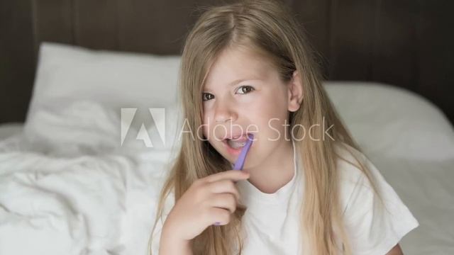девушка чистит зубки в кровати смотреть онлайн