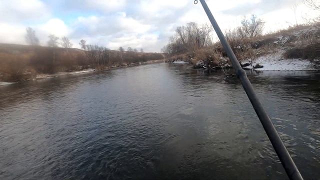 Рыбалка на ХАРИУСА/Исследую РЕЧКУ/У на с и в НОЯБРЕ Свежего ХАРИУСА на ЛЕТНЮЮ удочку ЛОВЯТ! смотреть онлайн
