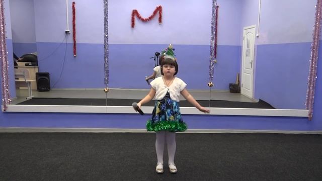 Мартынович София Маленькой ёлочке не холодно зимой смотреть онлайн