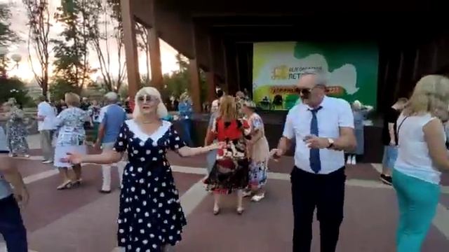 Валодя и Люба Зажигает в Парке Победы смотреть онлайн